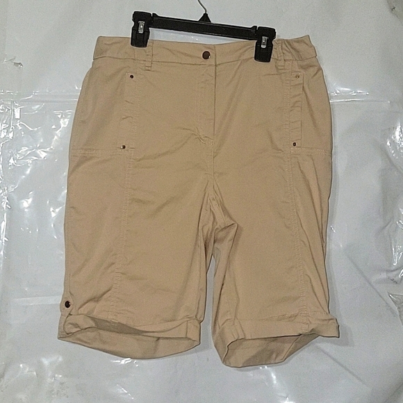 CHICO'S Bermuda Sand Luxe Utility Shorts Beige Rolltab Hem Pockets Sz 1 Beach - Picture 2 of 7